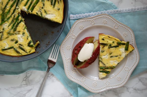 This easy frittata recipe makes an excellent Mother's Day brunch that dad and kids can make for mom. Mom will appreciate this gluten free, healthy Asparagus Ricotta Fritttata from @nutritiontofit!