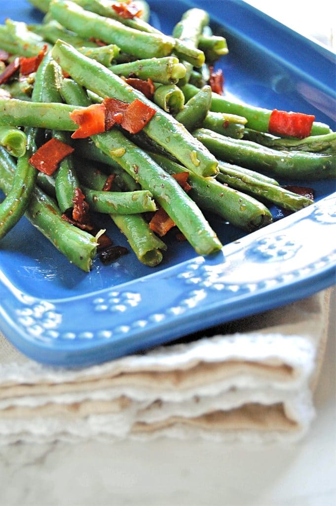 Prosciutto Green Beans make the easiest side dish for Thanksgiving, Christmas, and everything in between! It just requires a few ingredients, is very food allergy-friendly, and easily customizable.