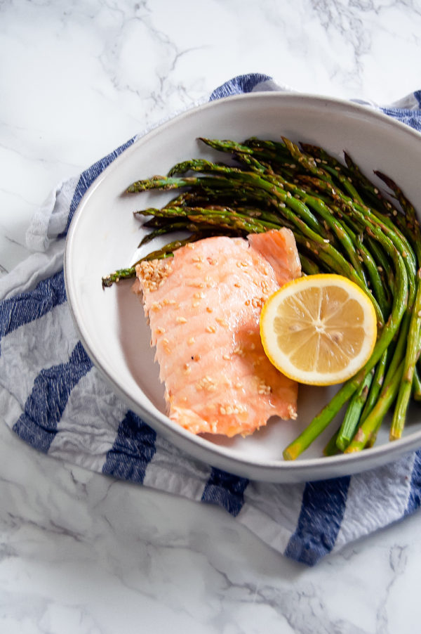 This Easy Sheet Pan Lemon Sesame Salmon is an easy weeknight dinner that takes under 20 minutes from start to finish of this recipe! | gluten-free, soy-free, nut-free, egg-free, dairy-free | Nutrition to Fit