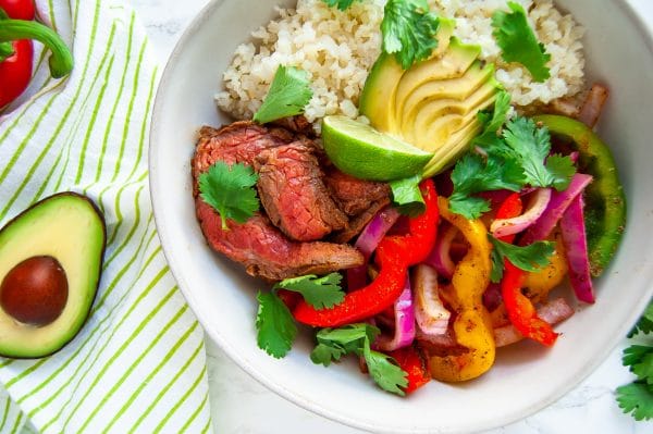 Grilled steak fajitas veggie bowls are an easy, healthy dinner recipe that's light and full of veggies! | #glutenfree #whole30 #healthydinnerrecipes #healthygrilling| nutritiontofit.com