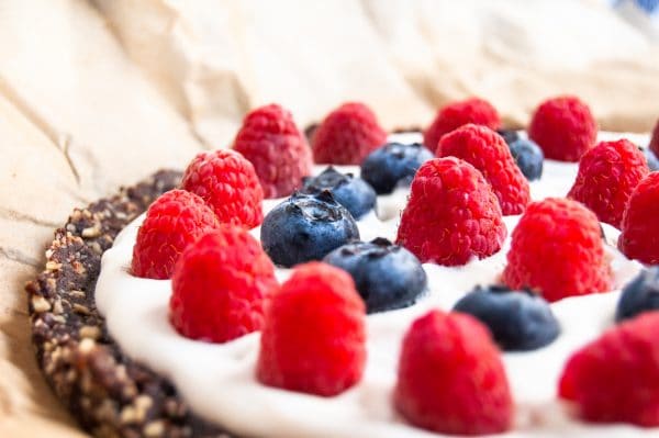 A delicious, no-bake fruit pizza recipe that's made with simple, fresh ingredients. It's a perfect summer dessert that's easy to make, too!