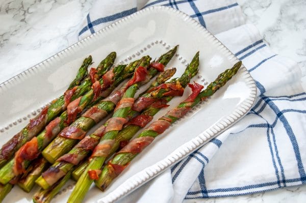 This prosciutto wrapped asparagus recipe is a super easy appetizer recipe that's perfect for Thanksgiving and holiday parties. It's an easy prep-ahead recipe that's very food allergy-friendly!