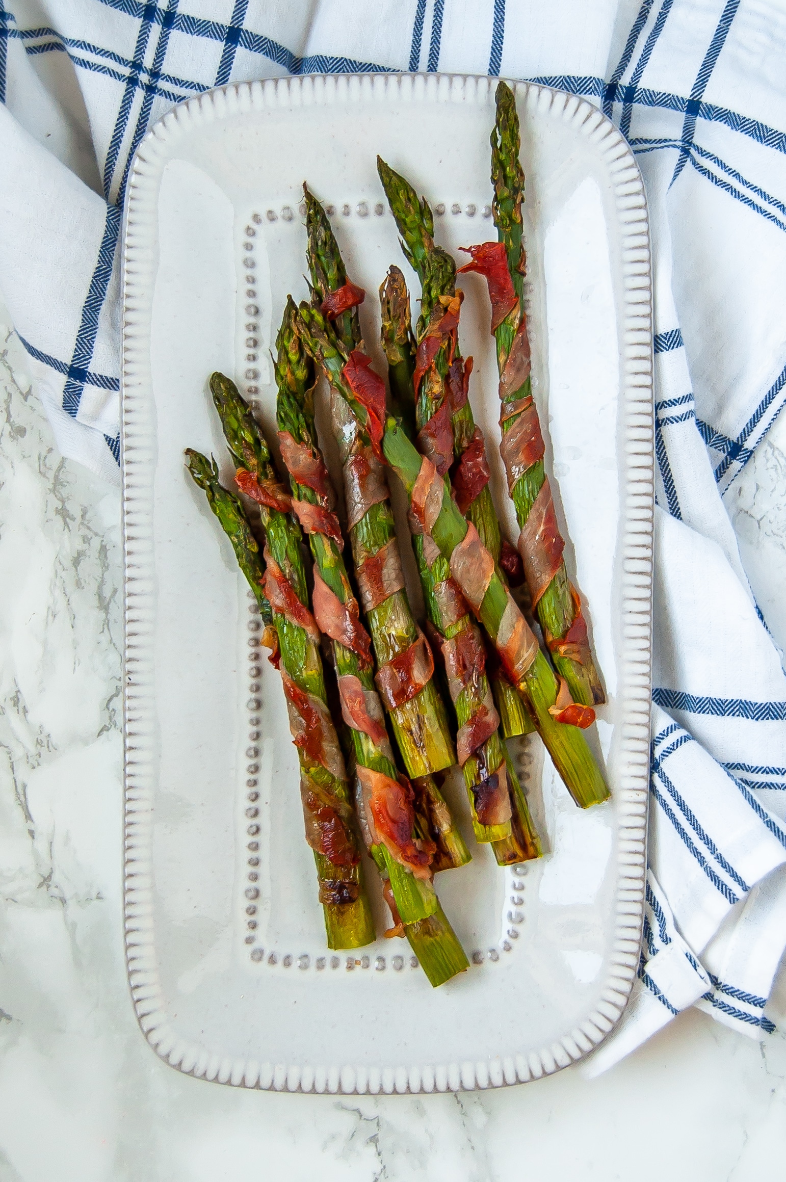 This prosciutto wrapped asparagus recipe is a super easy appetizer recipe that's perfect for Thanksgiving and holiday parties. It's an easy prep-ahead recipe that's very food allergy-friendly!
