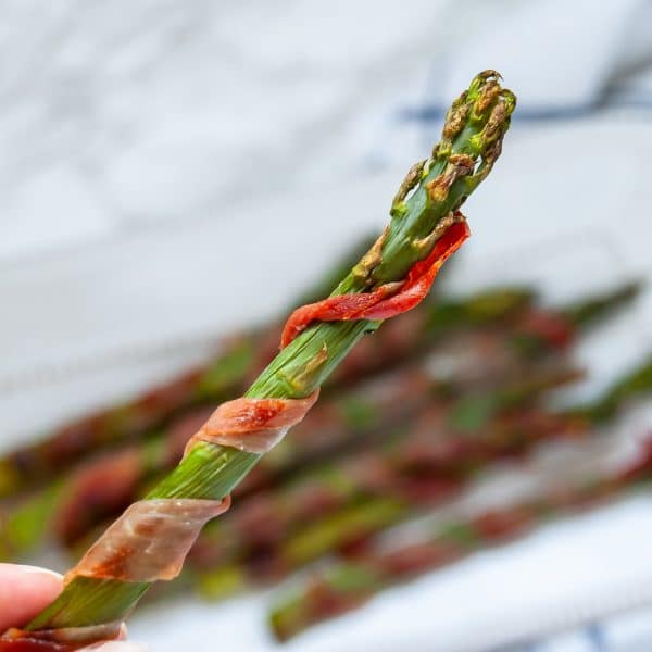 This prosciutto wrapped asparagus recipe is a super easy appetizer recipe that's perfect for Thanksgiving and holiday parties. It's an easy prep-ahead recipe that's very food allergy-friendly!