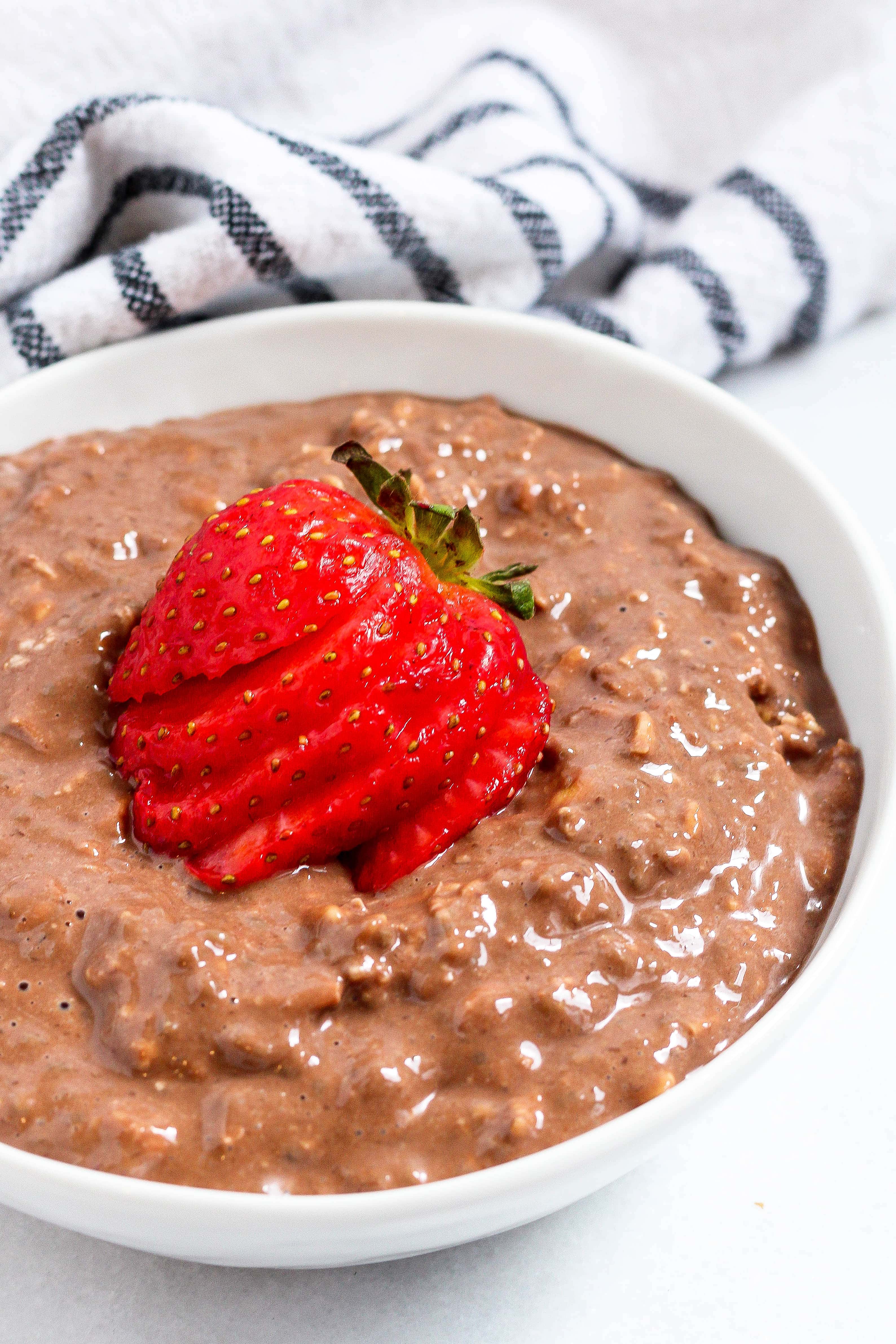 https://nutritiontofit.com/wp-content/uploads/2022/09/overnight-oats-with-protein-powder-2.jpg