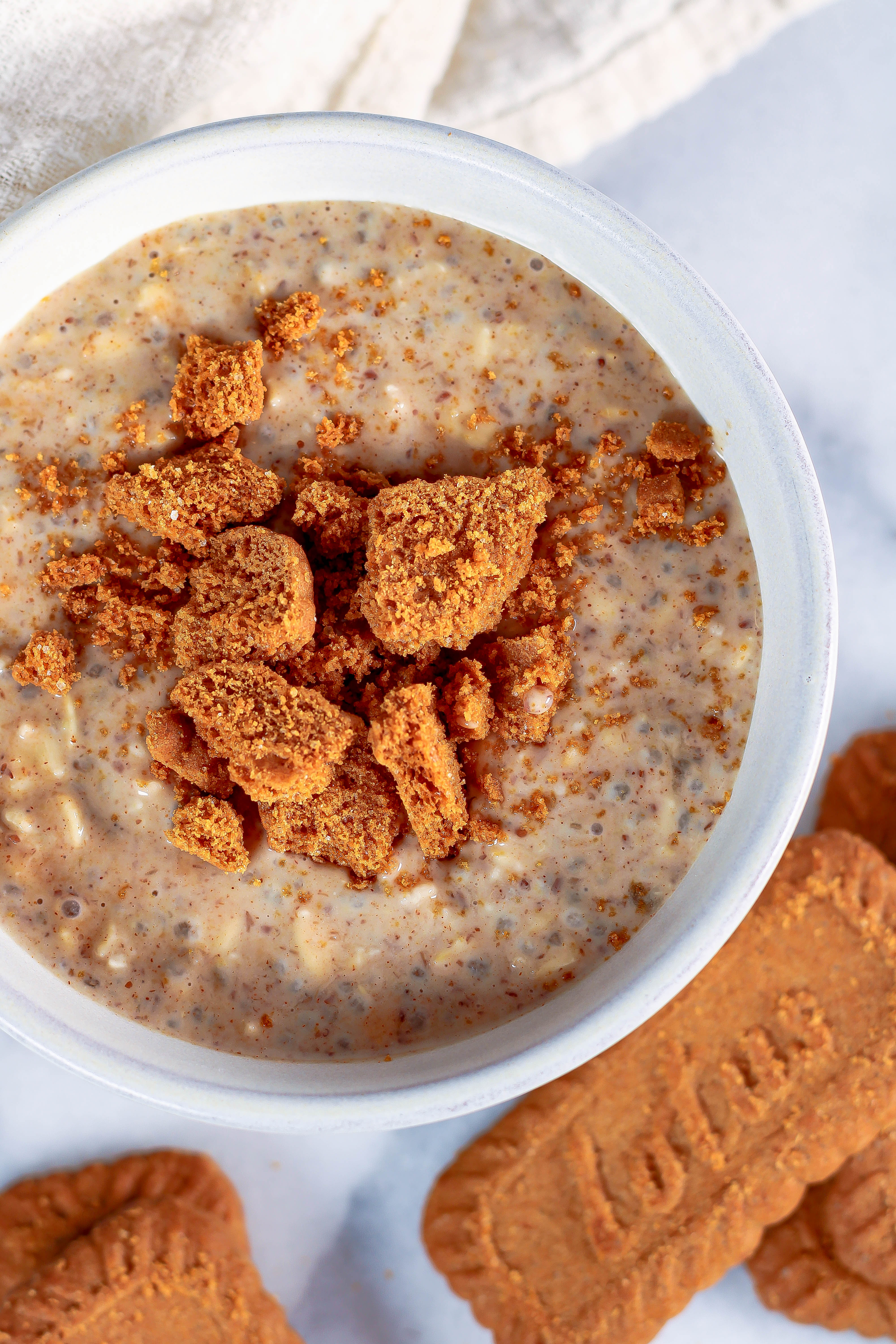 cookie butter overnight oats with biscoff cookie crumbles