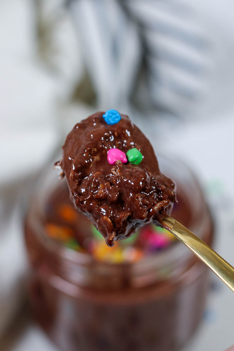 a spoonful of rich and fudgy cosmic brownie overnight oats