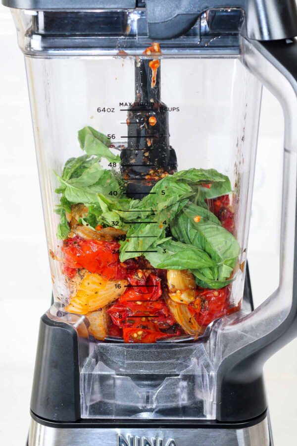 roasted tomatoes in a blender to make roasted tomato pasta sauce